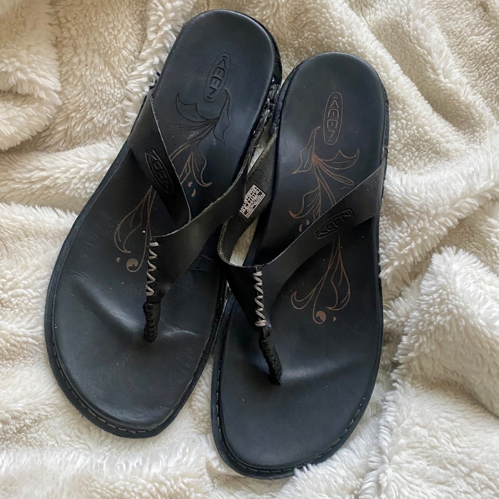 Women’s black leather keen flip-flops!! Size 8